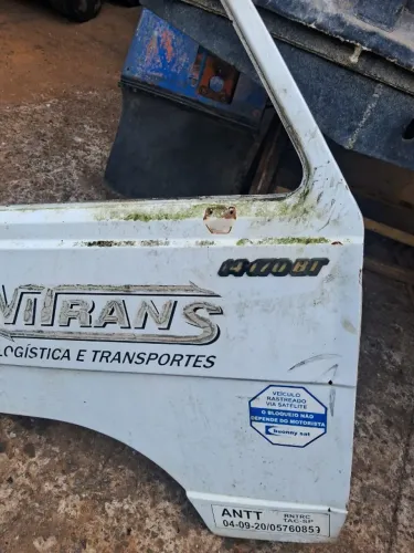 Porta caminhão Volkswagen modelo 14170 lado direito em bom estado