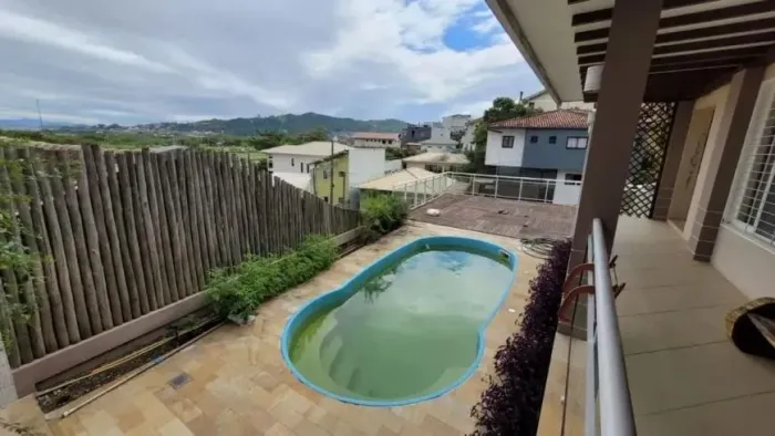Casa com Piscina e 3 quartos à venda no bairro Saco dos Limões, em Florianópolis.