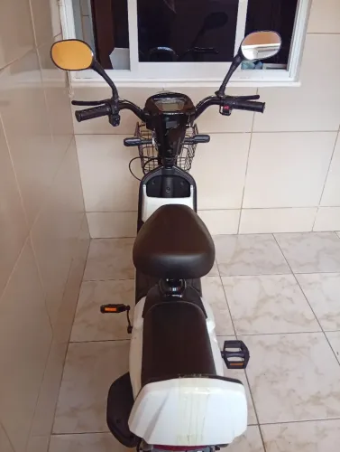 Moto  elétrica scooter branca com apenas 08 meses de uso, semi nova pronto para usar