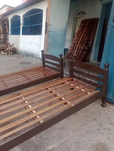 Cama de solteiro de madeira maciça 399,00