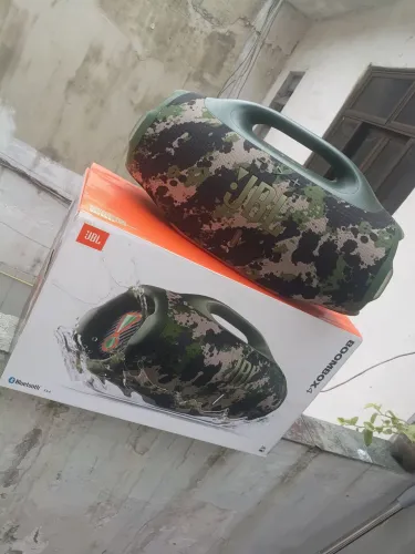 Vendo Bombox 4 na caixa nova.
