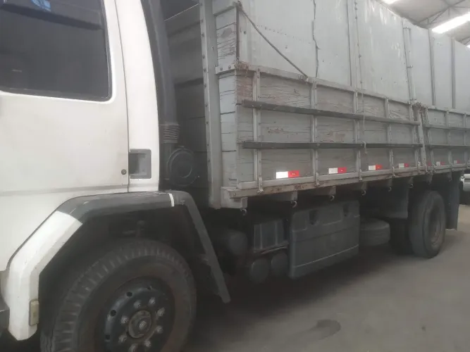 FORD CARGO 1215 Carroceria aberta tampa alta e bipartida