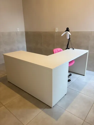Mesa e acessórios.