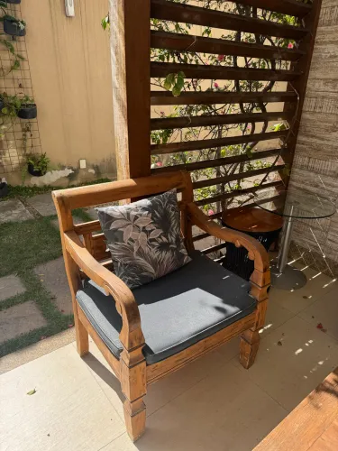 Jogo poltrona com sofá e mesa de centro em madeira rústica