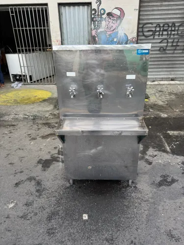 Vendo bebedouro industrial R$ 900