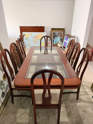 Mesa com cadeiras de jantar