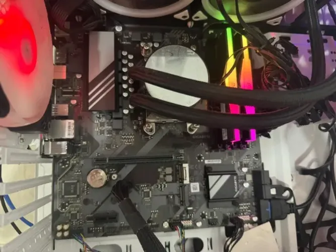 Kit Ryzen 7 7800X3D + Gigabyte B650M D3HP + 32GB DDR5 + SSD SanDisk 1TB