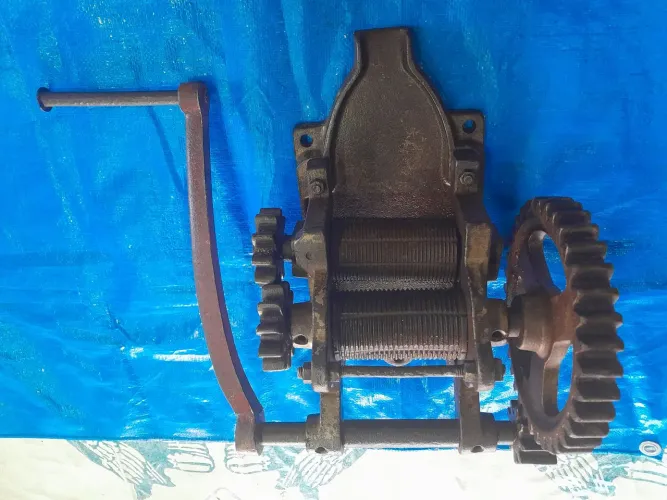 Engenhoca antiga de cana em ferro fundido com 37x27 cms funcionando com peso de 25 kls.