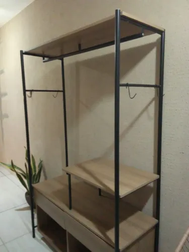 Guarda-roupa estante