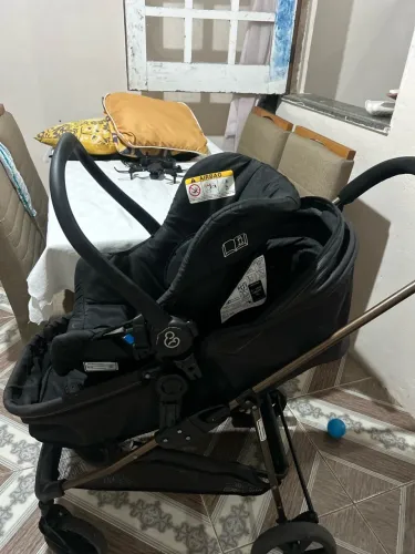 Carrinho de bebê com bebê conforto