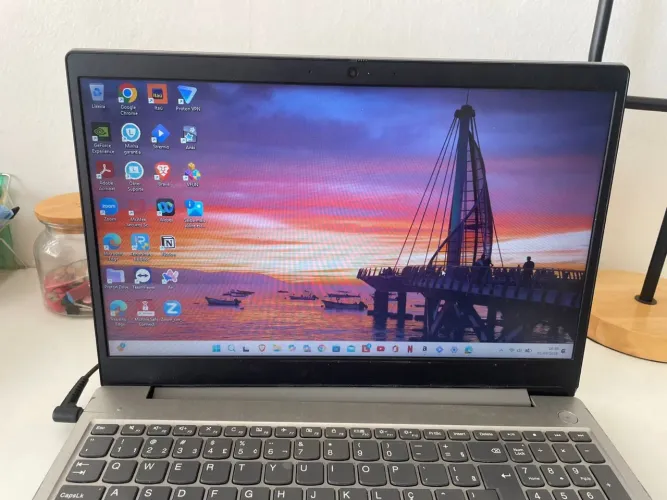 Notebook Lenovo i5 10ª Gen 8GB SSD 256GB - Ler Descrição/Avaria