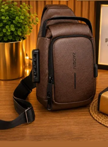 MOCHILA EM COURO, COM SEGREDO