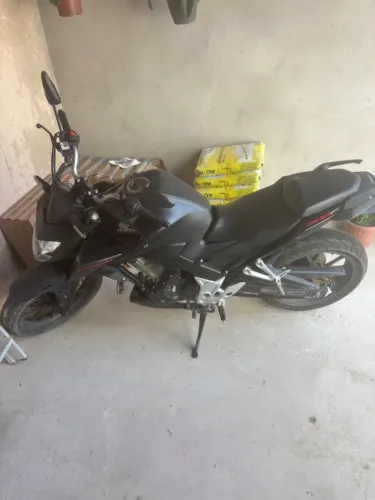 Vendo CB 300 2023 com apenas 16 Mil KM Rodado.