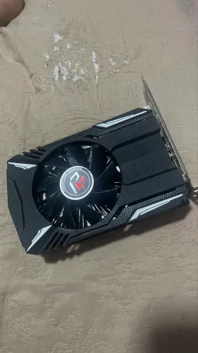 Rx 550 de 2gb, apenas o cooler dela q gira e para, mais tá dando vídeo normal