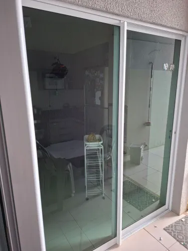 2 portas de correr de vidro temperado de 2.10 de altura po 1.80 de largura