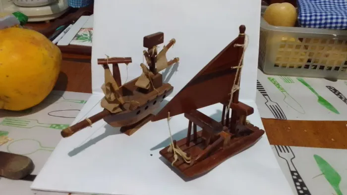 Jangada e barquinho de madeira artesanal