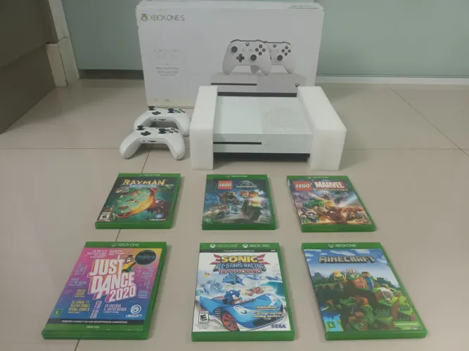 XBOX ONE S 1 TB, com 6 jogos, 2 controles e cabos