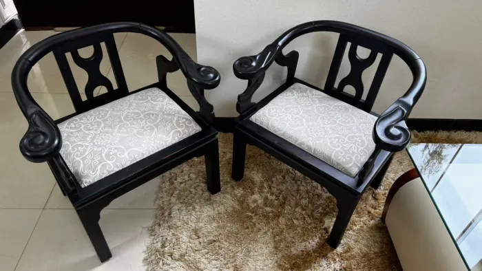 Par de cadeiras decorativas estilo oriental em madeira