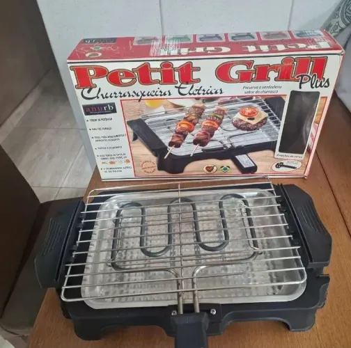 Churrasqueira Elétrica 110V Bandeja em Aço inox de fácil manuseio e não faz fumaça