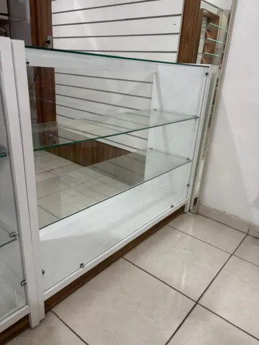 BALCÃO VITRINE EXPOSITOR BRANCO E PRATELEIRAS DE VIDRO