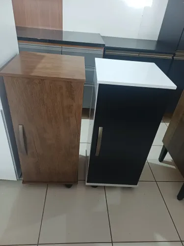 Balcão para galões de água.