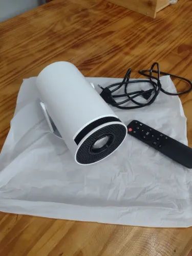 Projetor com tripé e tela, completo
