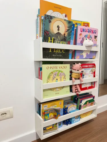 prateleira de livros infantil branca