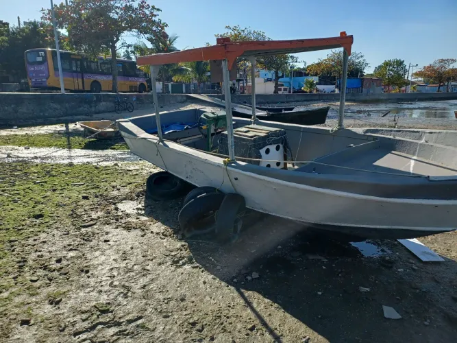 Barco pesca e passeio.