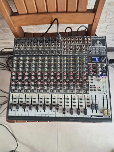 Mesa de som Behringer Xenix 2222 FX