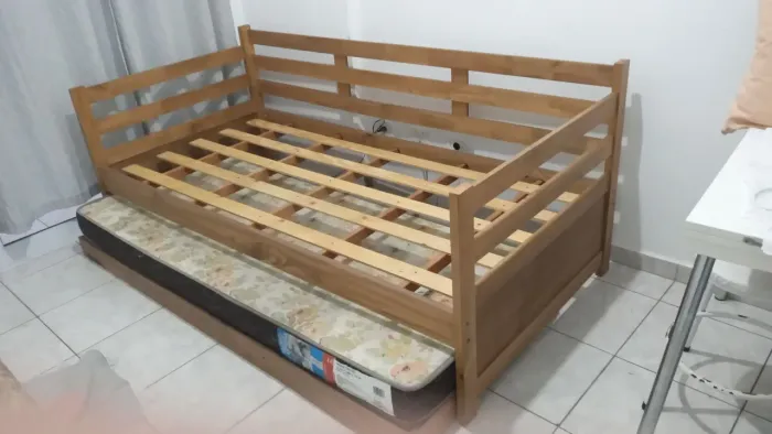 Vendo  Bicama  Solteiro em madeira com cama auxiliar mais um colchão, semi novo.