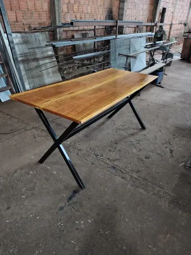 Vendo mesa de madeira maciça