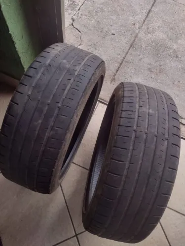 Par de pneus usados 215/45-18