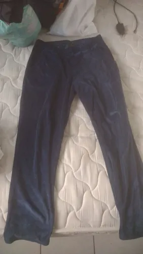 Calça de moletom azul feminina no valor de R$ 60 