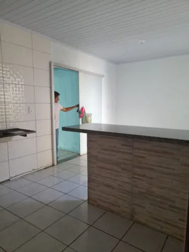 Aluga uma casa pra rapaz ou casal com garagem 