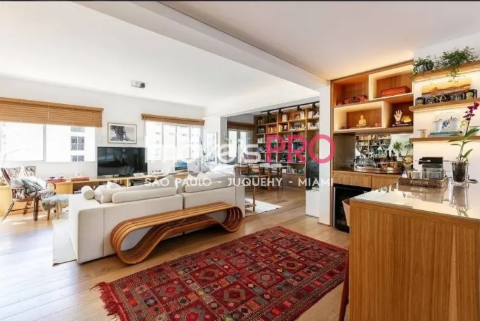 Apartamento totalmente reformado, localizado em frente ao Parque do Povo.