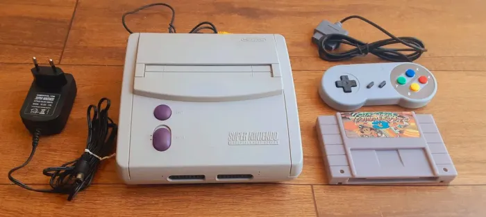 Super Nintendo Baby com controle, fonte e um Jogo