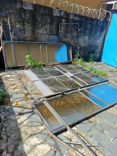 4 Portas de aço  com grade e vidros por R$200