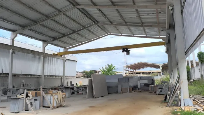 ALUGA-SE GALPÃO INDUSTRIAL - 570 m² COM PONTE ROLANTE DE 3 TONELADAS