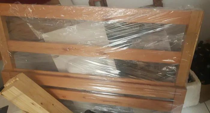 Vendo cama de madeira nova no platisco e tudo ainda vai com o colchão novo também no plati