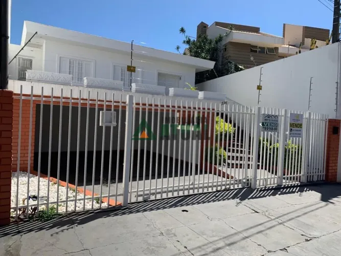 CASA COM 3 QUARTOS SENDO DUAS SUÍTES A VENDA NA REGIÃO CENTRAL DE LONDRINA.