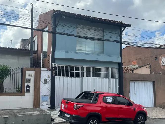 Aluga pra fins comerciais, a casa de cima. Tipo salão ou pra escritório