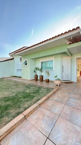 Casa no Maria Luiza com três quartos e piscina