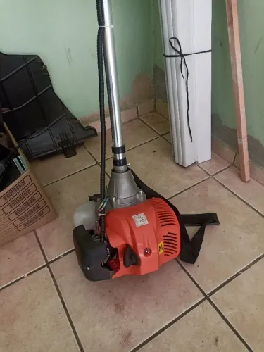 Roçadeira a gasolina em estado de nova
