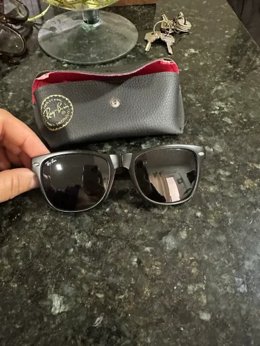 Vendo um óculos rayban