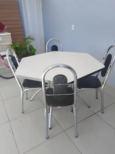 Mesa com cadeiras cromadas 