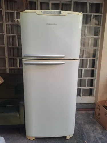 Vendo geladeira  Frost Free com pequena  avaria .