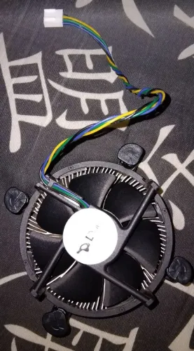 Cooler de pc comum em bom estado