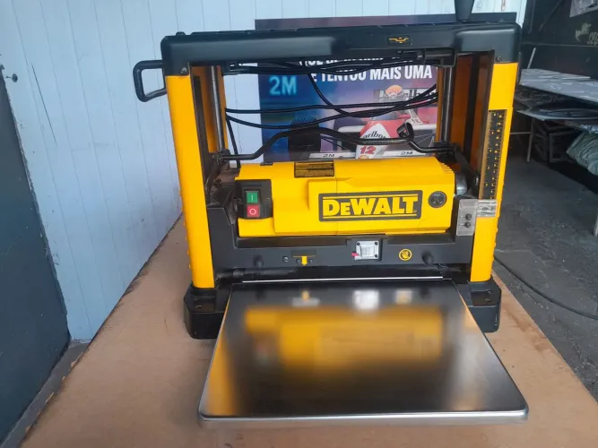 Plaina desengrossadeira de bancada DeWALT