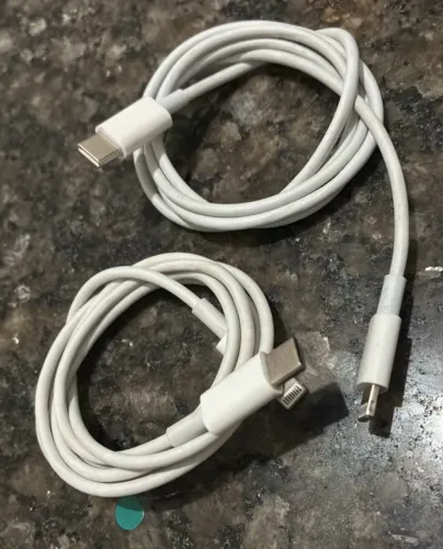 2 CABOS IPHONE / 100,00 REAIS CADA UM. 