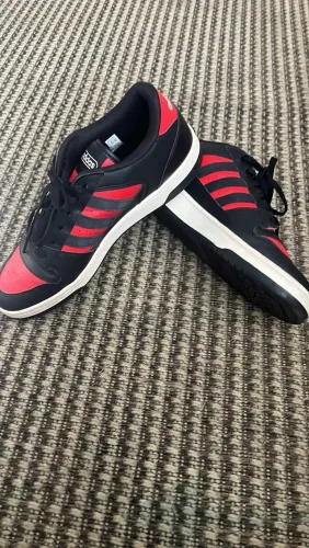 Tênis de basquete Adidas Hoops Classic vermelho, preto e branco